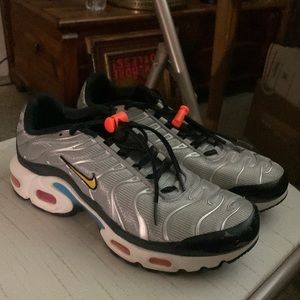 Nike Boys/Men tennis shoes size 7. Like new only worn a few times